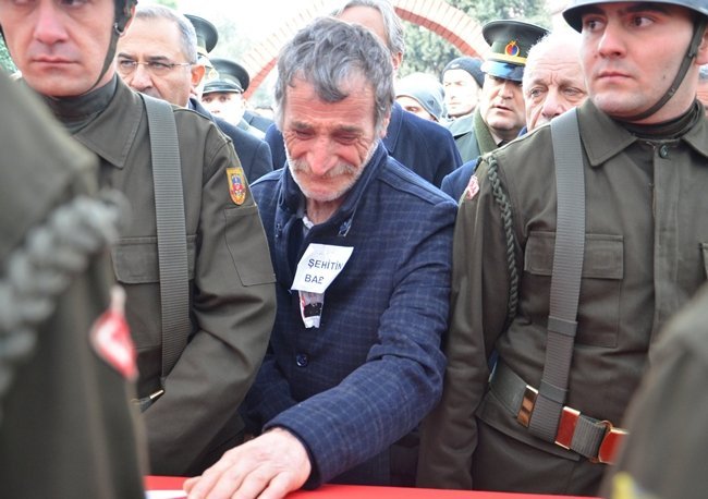ŞEHİDİN BABASI HÜSEYİN BAKIR, CENAZE TÖRENİ SONRASI OĞLUNUN TABUTUNA SARILARAK GÖZYAŞI DÖKTÜ. (FİKRİ ERDEM - ONUR ALTINDAĞ - SERTAÇ ÖZDEMİR/ZONGULDAK-İHA)