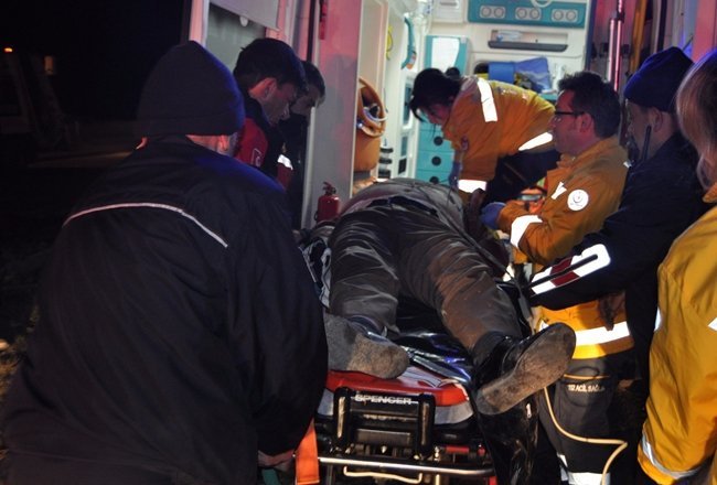 BARTIN'DA ELEKTRİK DİREĞİNE ÇARPAN KAMYONETİN SÜRÜCÜSÜ HAYATINI KAYBETTİ. (MUSTAFA KURT/BARTIN-İHA)