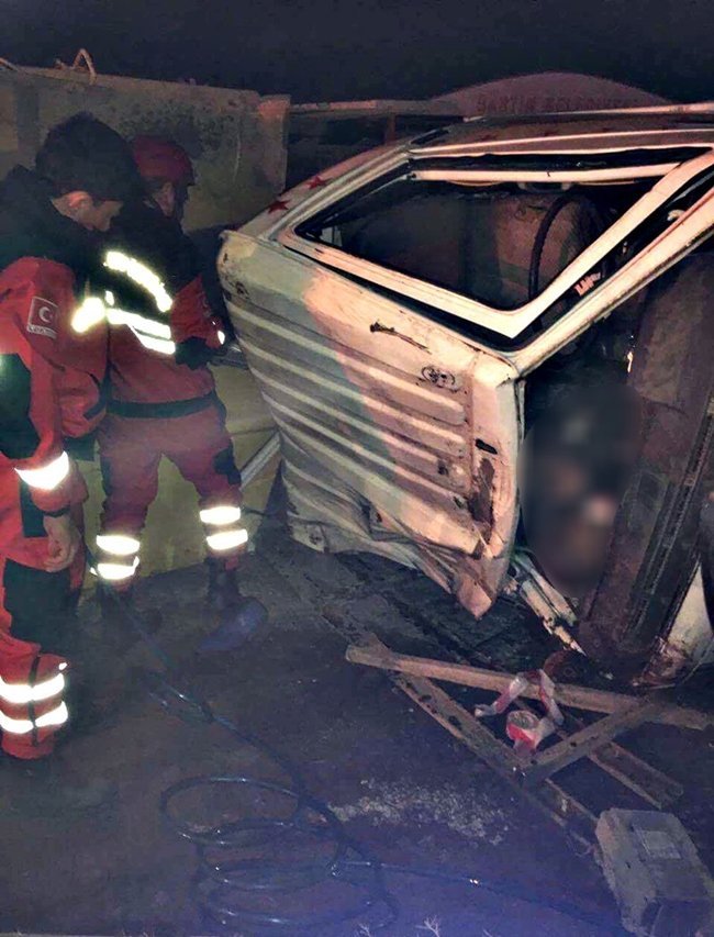 BARTIN'DA ELEKTRİK DİREĞİNE ÇARPAN KAMYONETİN SÜRÜCÜSÜ HAYATINI KAYBETTİ. (MUSTAFA KURT/BARTIN-İHA)