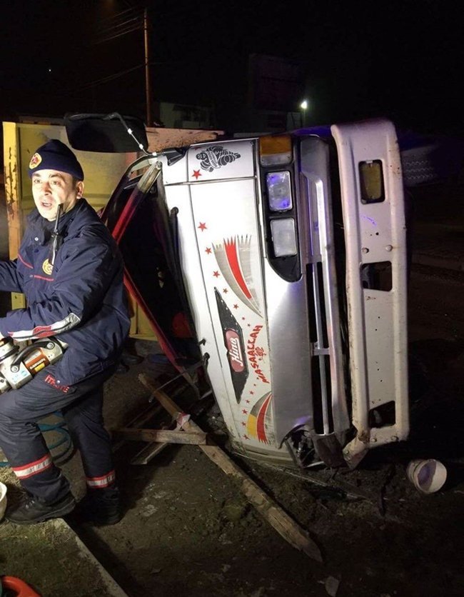 BARTIN'DA ELEKTRİK DİREĞİNE ÇARPAN KAMYONETİN SÜRÜCÜSÜ HAYATINI KAYBETTİ. (MUSTAFA KURT/BARTIN-İHA)