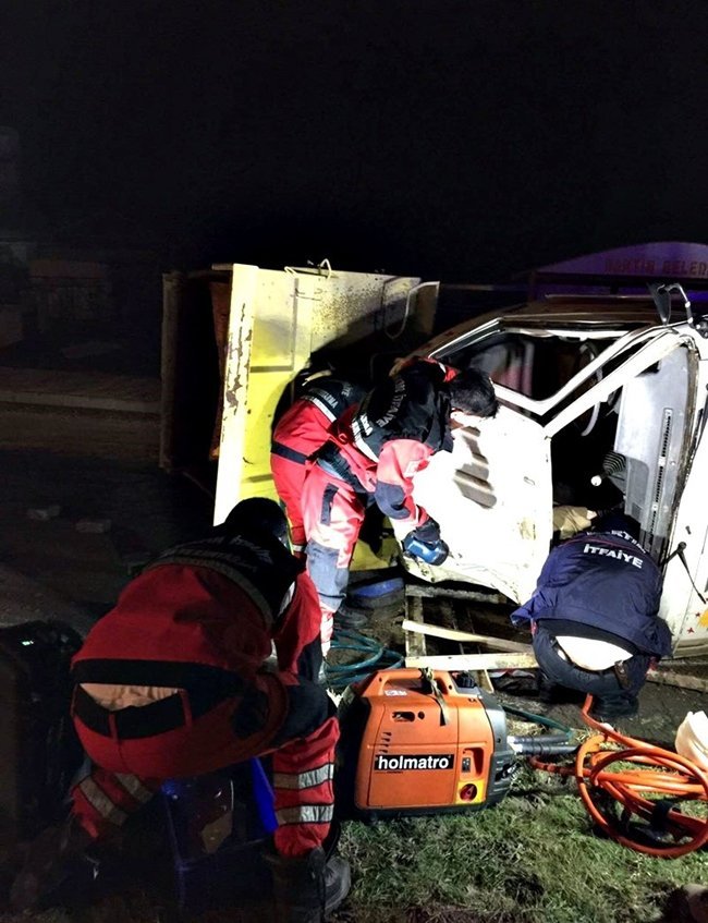 BARTIN'DA ELEKTRİK DİREĞİNE ÇARPAN KAMYONETİN SÜRÜCÜSÜ HAYATINI KAYBETTİ. (MUSTAFA KURT/BARTIN-İHA)