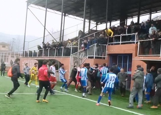 ZONGULDAK'IN EREĞLİ İLÇESİNDE OYNANAN AMATÖR MAÇTA İKİ TAKIM OYUNCULARI TEKME TOKAT BİRBİRLERİNE GİRDİ. ÇIKAN KAVGAYI POLİS EKİPLERİ GÜÇLÜKLE SONLANDIRDI. (VEDAT KILIÇ/ZONGULDAK-İHA)