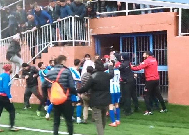 ZONGULDAK'IN EREĞLİ İLÇESİNDE OYNANAN AMATÖR MAÇTA İKİ TAKIM OYUNCULARI TEKME TOKAT BİRBİRLERİNE GİRDİ. (VEDAT KILIÇ/ZONGULDAK-İHA)