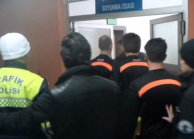 KARŞILAŞMA SONUNDA ÇIKAN OLAYLAR NEDENİYLE UZUN SÜRE SAHADA BEKLEYEN HAKEMLER İSE POLİSİN GENİŞ GÜVENLİK ÖNLEMLERİ ALTINDA SOYUNMA ODASINA ALINDI. (VEDAT KILIÇ/ZONGULDAK-İHA)