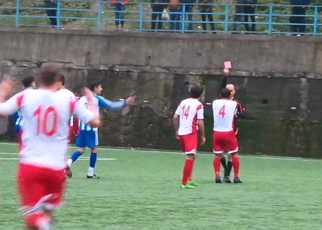 ZONGULDAK'IN EREĞLİ İLÇESİNDE OYNANAN AMATÖR MAÇTA İKİ TAKIM OYUNCULARI TEKME TOKAT BİRBİRLERİNE GİRDİ. (VEDAT KILIÇ/ZONGULDAK-İHA)