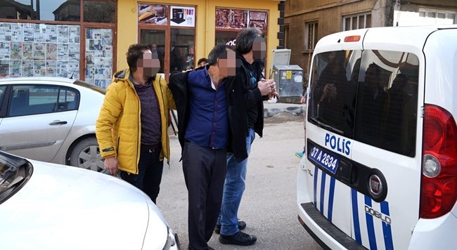 KASTAMONU’DA HUSUMETLİ OLDUĞU ÖĞRENİLEN İKİ AİLE ARASINDA ÇIKAN TAŞLI, SOPALI VE SİLAHLI KAVGADA İKİ KİŞİ YARALANDI. (VEDAT YUNUS İKİZOĞLU/KASTAMONU-İHA)