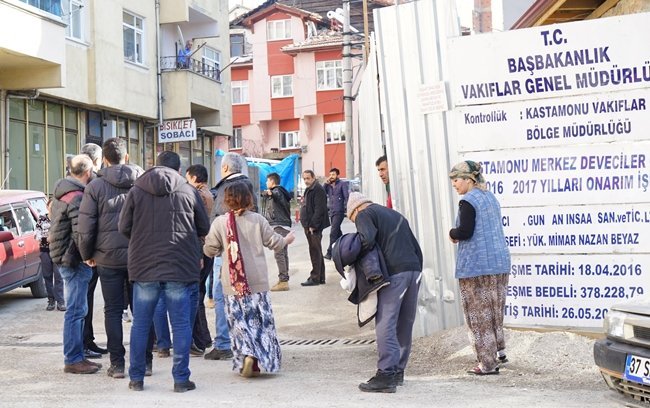 KASTAMONU’DA HUSUMETLİ OLDUĞU ÖĞRENİLEN İKİ AİLE ARASINDA ÇIKAN TAŞLI, SOPALI VE SİLAHLI KAVGADA İKİ KİŞİ YARALANDI. (VEDAT YUNUS İKİZOĞLU/KASTAMONU-İHA)