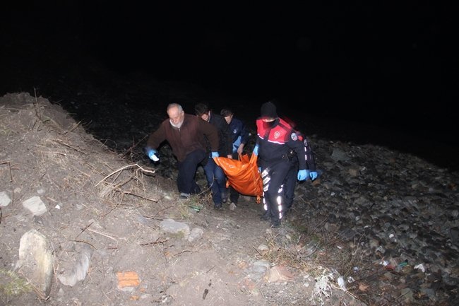 ZONGULDAK’IN EREĞLİ İLÇESİNDE TARTIŞMA YAŞAYAN NİŞANLI ÇİFT YAKLAŞIK 100 METRE YÜKSEKLİKTEKİ UÇURUMDAN DÜŞEREK FECİ ŞEKİLDE CAN VERDİ. (VEDAT KILIÇ/ZONGULDAK-İHA)
