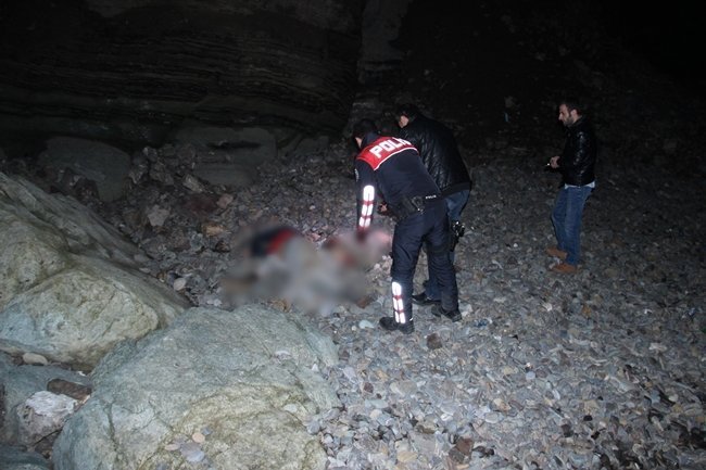 ZONGULDAK’IN EREĞLİ İLÇESİNDE TARTIŞMA YAŞAYAN NİŞANLI ÇİFT YAKLAŞIK 100 METRE YÜKSEKLİKTEKİ UÇURUMDAN DÜŞEREK FECİ ŞEKİLDE CAN VERDİ. (VEDAT KILIÇ/ZONGULDAK-İHA)