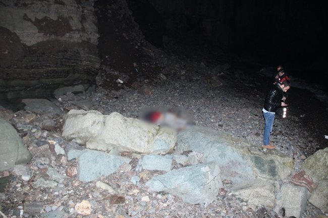 ZONGULDAK’IN EREĞLİ İLÇESİNDE TARTIŞMA YAŞAYAN NİŞANLI ÇİFT YAKLAŞIK 100 METRE YÜKSEKLİKTEKİ UÇURUMDAN DÜŞEREK FECİ ŞEKİLDE CAN VERDİ. (VEDAT KILIÇ/ZONGULDAK-İHA)