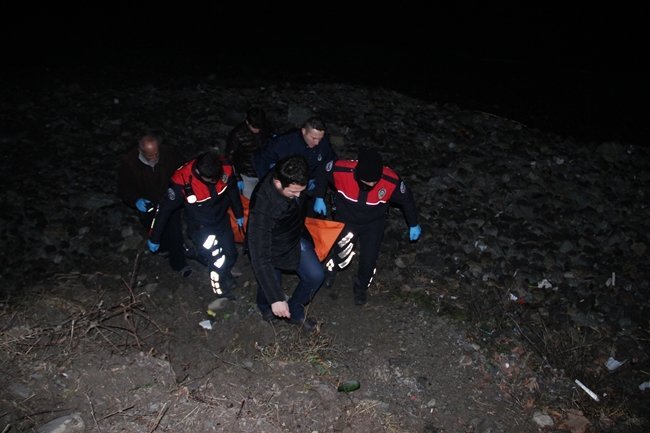 ZONGULDAK’IN EREĞLİ İLÇESİNDE TARTIŞMA YAŞAYAN NİŞANLI ÇİFT YAKLAŞIK 100 METRE YÜKSEKLİKTEKİ UÇURUMDAN DÜŞEREK FECİ ŞEKİLDE CAN VERDİ. (VEDAT KILIÇ/ZONGULDAK-İHA)