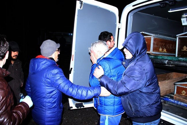 ÇİFTİN TABUTLARINA SARILARAK GÖZYAŞLARINA BOĞULAN BABA METİN ÖZAKIN’I YAKINLARI SAKİNLEŞTİRMEYE ÇALIŞTI. (VEDAT KILIÇ/ZONGULDAK-İHA)