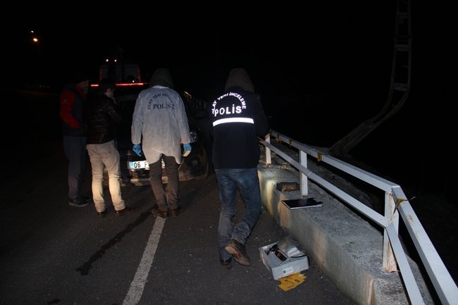 POLİS EKİPLERİ NİŞANLI ÇİFTİN OLAY YERİNE GELDİKLERİ İKİ AYRI OTOMOBİLDE DE DETAYLI İNCELEME YAPTI. (VEDAT KILIÇ/ZONGULDAK-İHA)