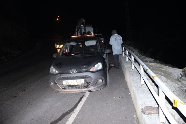 POLİS EKİPLERİ NİŞANLI ÇİFTİN OLAY YERİNE GELDİKLERİ İKİ AYRI OTOMOBİLDE DE DETAYLI İNCELEME YAPTI. (VEDAT KILIÇ/ZONGULDAK-İHA)