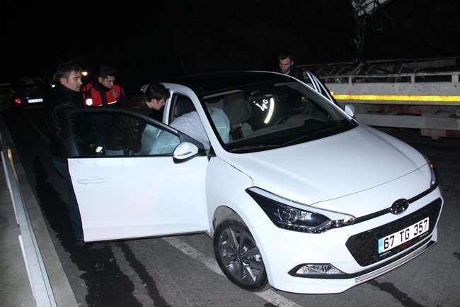 POLİS EKİPLERİ NİŞANLI ÇİFTİN OLAY YERİNE GELDİKLERİ İKİ AYRI OTOMOBİLDE DE DETAYLI İNCELEME YAPTI. (VEDAT KILIÇ/ZONGULDAK-İHA)