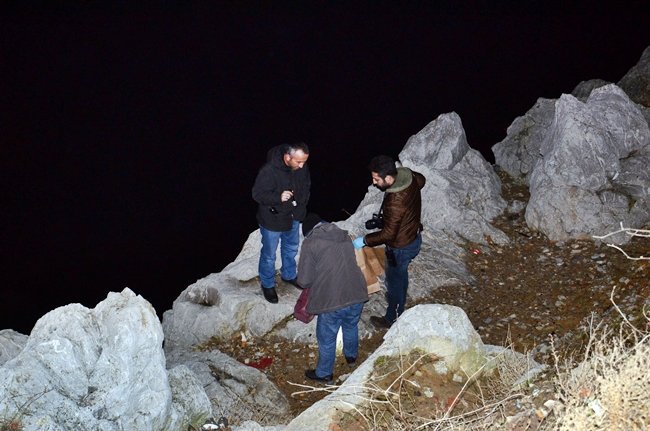 ZONGULDAK'TA PSİKOLOJİK SORUNLARI OLDUĞU İDDİA EDİLEN 31 YAŞINDAKİ HAVVA Ş.'NİN ELBİSELERİNİ ÇIKARDIKTAN SONRA KAYALIKLARDAN DENİZE ATLADIĞI İDDİA EDİLDİ. (SERTAÇ ÖZDEMİR/ZONGULDAK-İHA)