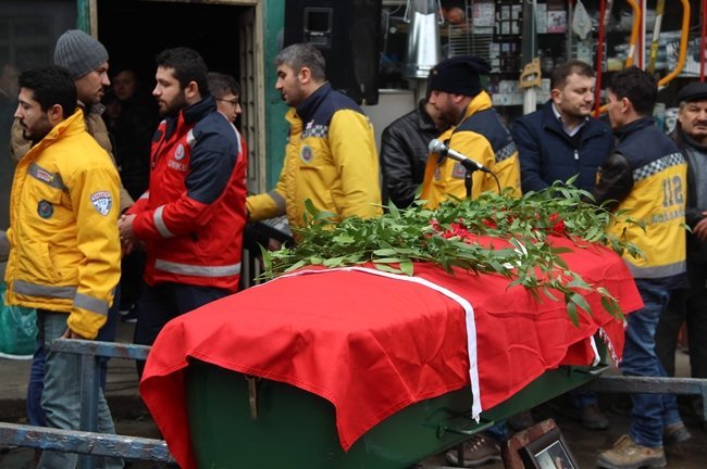 GAZİANTEP'TE TRAFİK KAZASI SONUCU YARALANANLARA MÜDAHALE EDERKEN, BİR BAŞKA ARACIN ÇARPMASI SONUCU HAYATINI KAYBEDEN HEMŞİRE İLKNUR BEDİR, MEMLEKETİ KARABÜK'TE SON YOLCULUĞUNA UĞURLANDI. (ÇETİN UZUNKARA - YASİN ERDEM/KARABÜK-İHA)