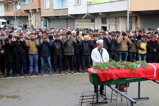 GAZİANTEP'TE TRAFİK KAZASI SONUCU YARALANANLARA MÜDAHALE EDERKEN, BİR BAŞKA ARACIN ÇARPMASI SONUCU HAYATINI KAYBEDEN HEMŞİRE İLKNUR BEDİR, MEMLEKETİ KARABÜK'TE SON YOLCULUĞUNA UĞURLANDI. (ÇETİN UZUNKARA - YASİN ERDEM/KARABÜK-İHA)