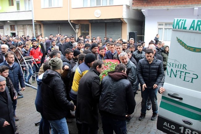 GAZİANTEP'TE TRAFİK KAZASI SONUCU YARALANANLARA MÜDAHALE EDERKEN, BİR BAŞKA ARACIN ÇARPMASI SONUCU HAYATINI KAYBEDEN HEMŞİRE İLKNUR BEDİR, MEMLEKETİ KARABÜK'TE SON YOLCULUĞUNA UĞURLANDI. (ÇETİN UZUNKARA - YASİN ERDEM/KARABÜK-İHA)