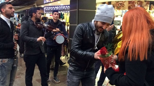ZONGULDAK’TA BİR GENÇ, KIZ ARKADAŞINA CADDE ORTASINDA SÜRPRİZ BİR EVLENME TEKLİFİ YAPTI. (ONUR ALTINDAĞ - SERTAÇ ÖZDEMİR/ZONGULDAK-İHA)