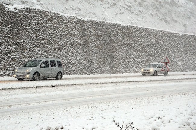 ZONGULDAK'TA SABAH SAATLERİNDEN İTİBAREN ETKİLİ OLAN KAR YAĞIŞI NEDENİYLE ANKARA VE İSTANBUL KARAYOLU BÜYÜK ARAÇLARIN GEÇİŞİNE KAPATILDI. (ONUR ALTINDAĞ - SERTAÇ ÖZDEMİR/ZONGULDAK-İHA)