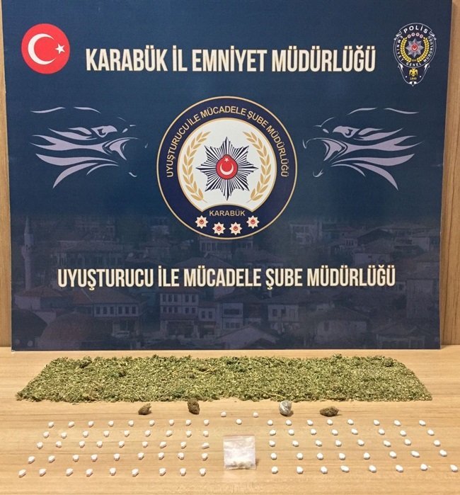 KARABÜK'TE POLİS EKİPLERİNCE DÜZENLENEN UYUŞTURUCU OPERASYONUNDA PAKETLENMİŞ SATIŞA HAZIR VAZİYETTE 200 GRAM VE YİNE SIKIŞTIRILARAK AYRI AYRI SATIŞA HAZIR HALE GETİRİLMİŞ TOPLAM AĞIRLIĞI 6,5 GRAM KUBAR ESRAR, ŞEFFAF FOLYO İÇERİSİNDE 88 ADET ECTASY HAP VE 2,5 GRAM METHAMPHETAMİNE MADDESİ ELE GEÇİRİLDİ. (YASİN ERDEM/KARABÜK-İHA)