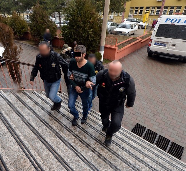 KARABÜK'TE DÜZENLENEN UYUŞTURUCU OPERASYONUNDA GÖZALTINA ALINARAK ADLİYEYE SEVK EDİLEN 3 KİŞİ ÇIKARILDIĞI MAHKEMECE TUTUKLANDI. (YASİN ERDEM/KARABÜK-İHA)