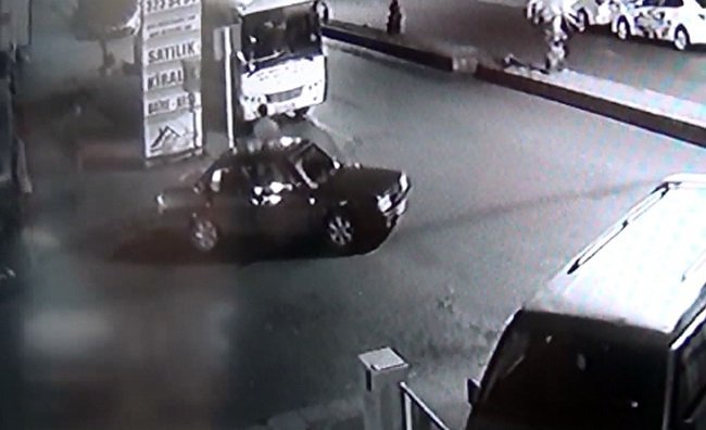 ZONGULDAK’IN EREĞLİ İLÇESİNDE PARK HALİNDEKİ OTOMOBİLİ GERİ GERİ VURDURARAK ÇALIŞTIRIP ÇALMAYA ÇALIŞAN İKİ KİŞİ GÜVENLİK KAMERALARI TARAFINDAN SANİYE SANİYE GÖRÜNTÜLENDİ. GÖRÜNTÜLERİ İNCELEYEN POLİS 2 ŞÜPHELİYİ KISA SÜREDE YAKALADI. (VEDAT KILIÇ/ZONGULDAK-İHA)