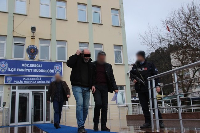 ZONGULDAK’IN EREĞLİ İLÇESİNDE PARK HALİNDEKİ OTOMOBİLİ GERİ GERİ VURDURARAK ÇALIŞTIRIP ÇALMAYA ÇALIŞAN İKİ KİŞİ GÜVENLİK KAMERALARI TARAFINDAN SANİYE SANİYE GÖRÜNTÜLENDİ. GÖRÜNTÜLERİ İNCELEYEN POLİS 2 ŞÜPHELİYİ KISA SÜREDE YAKALADI. (VEDAT KILIÇ/ZONGULDAK-İHA)