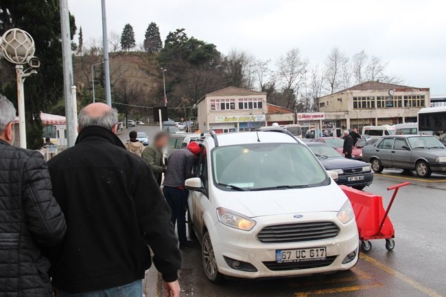 ZONGULDAK’IN EREĞLİ İLÇESİNDE PARK HALİNDEKİ OTOMOBİLİ GERİ GERİ VURDURARAK ÇALIŞTIRIP ÇALMAYA ÇALIŞAN İKİ KİŞİ GÜVENLİK KAMERALARI TARAFINDAN SANİYE SANİYE GÖRÜNTÜLENDİ. GÖRÜNTÜLERİ İNCELEYEN POLİS 2 ŞÜPHELİYİ KISA SÜREDE YAKALADI. (VEDAT KILIÇ/ZONGULDAK-İHA)