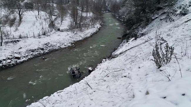 BARTIN'DA KAR SEBEBİYLE KAYGANLAŞAN ZEMİNDE KONTROLDEN ÇIKAN ARAÇ IRMAĞA UÇTU. KAZADA 3 KİŞİ YARALANDI. (MUSTAFA KURT/BARTIN-İHA)