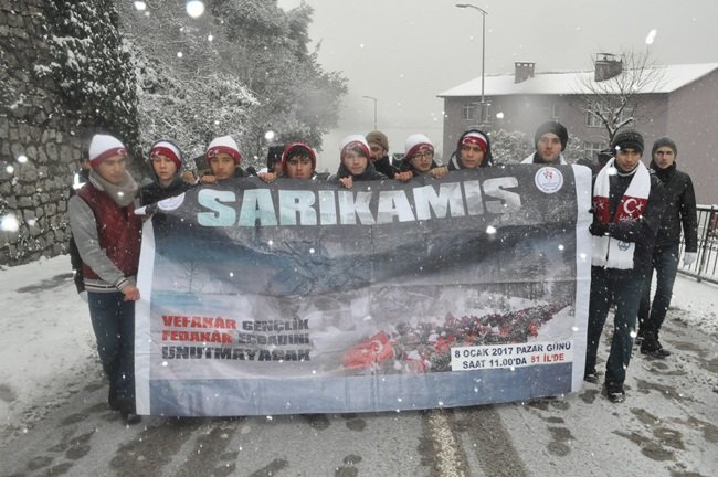 ZONGULDAK’TA SARIKAMIŞ ŞEHİTLERİ’Nİ ANMA PROGRAMINDA 63 METRELİK DEV TÜRK BAYRAĞI AÇTILAR. İKİ KİLOMETRE YOL YÜRÜYEN KATILIMCILAR, FENER SAHASI’NDAKİ DÜZENLENEN ANMA TÖRENİNE KATILDI. (ONUR ALTINDAĞ/ZONGULDAK-İHA)
