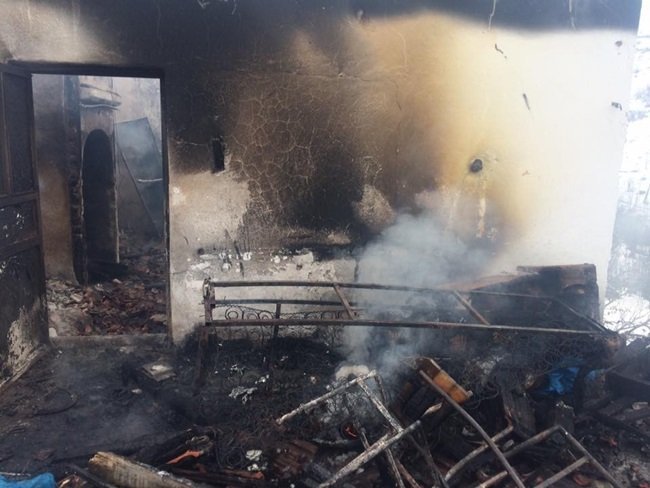 ZONGULDAK’IN EREĞLİ İLÇESİNE BAĞLI ALACABÜK KÖYÜNDE ÇIKAN YANGINDA 2 KATLI EV YANARAK TAMAMEN KULLANILAMAZ HALE GELDİ. (VEDAT KILIÇ/ZONGULDAK-İHA)