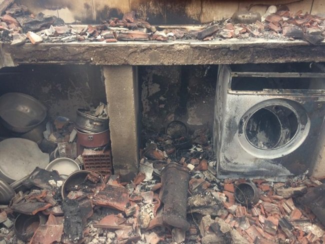 ZONGULDAK’IN EREĞLİ İLÇESİNE BAĞLI ALACABÜK KÖYÜNDE ÇIKAN YANGINDA 2 KATLI EV YANARAK TAMAMEN KULLANILAMAZ HALE GELDİ. (VEDAT KILIÇ/ZONGULDAK-İHA)