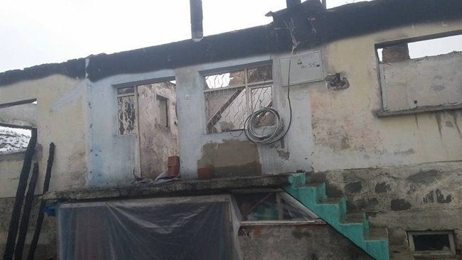 ZONGULDAK’IN EREĞLİ İLÇESİNE BAĞLI ALACABÜK KÖYÜNDE ÇIKAN YANGINDA 2 KATLI EV YANARAK TAMAMEN KULLANILAMAZ HALE GELDİ. (VEDAT KILIÇ/ZONGULDAK-İHA)