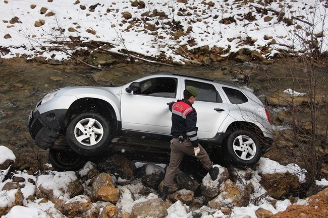 ZONGULDAK’TA DİREKSİYON HAKİMİYETİNİ KAYBEDEN BİR SÜRÜCÜ ARACIYLA 10 METREDEN DEREYE UÇTU. SÜRÜCÜ, ŞANS ESERİ KAZADAN YARA ALMADAN KURTULDU. (ONUR ALTINDAĞ/ZONGULDAK-İHA)