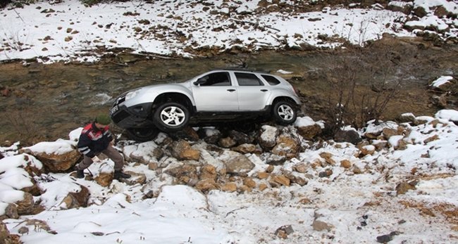 ZONGULDAK’TA DİREKSİYON HAKİMİYETİNİ KAYBEDEN BİR SÜRÜCÜ ARACIYLA 10 METREDEN DEREYE UÇTU. SÜRÜCÜ, ŞANS ESERİ KAZADAN YARA ALMADAN KURTULDU. (ONUR ALTINDAĞ/ZONGULDAK-İHA)