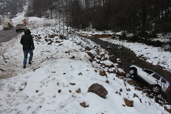 ZONGULDAK’TA DİREKSİYON HAKİMİYETİNİ KAYBEDEN BİR SÜRÜCÜ ARACIYLA 10 METREDEN DEREYE UÇTU. SÜRÜCÜ, ŞANS ESERİ KAZADAN YARA ALMADAN KURTULDU. (ONUR ALTINDAĞ/ZONGULDAK-İHA)