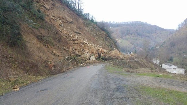 ZONGULDAK'IN ALAPLI İLÇESİ İLE GÜMELİ BELDESİ ARASINDAKİ YOL, HEYELAN NEDENİYLE TRAFİĞE KAPANDI. (ERTUĞRUL YÜKSEL/ZONGULDAK-İHA)