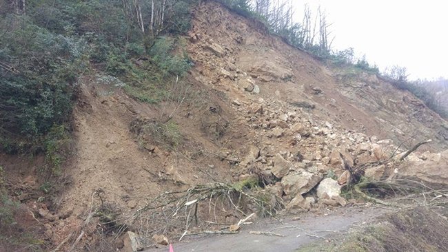 ZONGULDAK'IN ALAPLI İLÇESİ İLE GÜMELİ BELDESİ ARASINDAKİ YOL, HEYELAN NEDENİYLE TRAFİĞE KAPANDI. (ERTUĞRUL YÜKSEL/ZONGULDAK-İHA)
