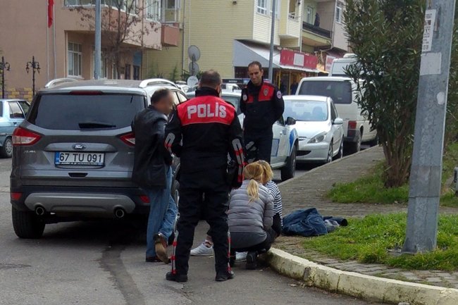 ZONGULDAK'IN EREĞLİ İLÇESİNDE AŞIRI ALKOL ALAN KADIN YOL KENARINDA SIZIP KALINCA, POLİS TARAFINDAN ÇAĞRILAN AMBULANSLA HASTANEYE KALDIRILDI. (VEDAT KILIÇ/ZONGULDAK-İHA)