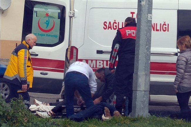 ZONGULDAK'IN EREĞLİ İLÇESİNDE AŞIRI ALKOL ALAN KADIN YOL KENARINDA SIZIP KALINCA, POLİS TARAFINDAN ÇAĞRILAN AMBULANSLA HASTANEYE KALDIRILDI. (VEDAT KILIÇ/ZONGULDAK-İHA)