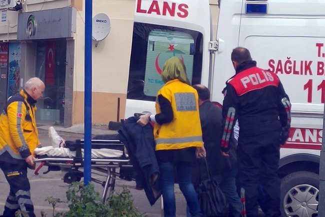 ZONGULDAK'IN EREĞLİ İLÇESİNDE AŞIRI ALKOL ALAN KADIN YOL KENARINDA SIZIP KALINCA, POLİS TARAFINDAN ÇAĞRILAN AMBULANSLA HASTANEYE KALDIRILDI. (VEDAT KILIÇ/ZONGULDAK-İHA)