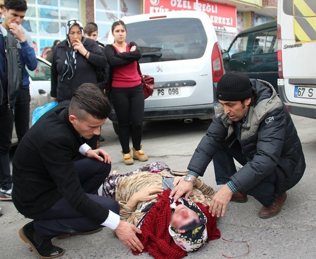 ZONGULDAK’IN EREĞLİ İLÇESİNDE SÜRÜCÜSÜNÜN GERİ MANEVRA YAPTIĞI ÖĞRENCİ SERVİSİ YOLUN KARŞISINA GEÇMEYE ÇALIŞAN YAŞLI KADINA ÇARPTI. (VEDAT KILIÇ/ZONGULDAK-İHA)