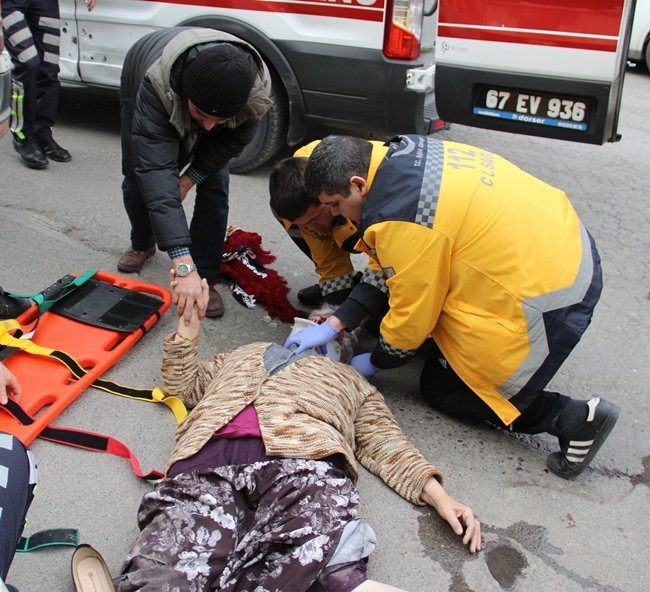 VATANDAŞLARIN İHBARI ÜZERİNE OLAY YERİNE GELEN 112 SAĞLIK EKİPLERİ, YARALIYA İLK MÜDAHALEYİ BURADA YAPTIKTAN SONRA AMBULANSLA ÖZEL HASTANEYE KALDIRILDI. (VEDAT KILIÇ/ZONGULDAK-İHA)