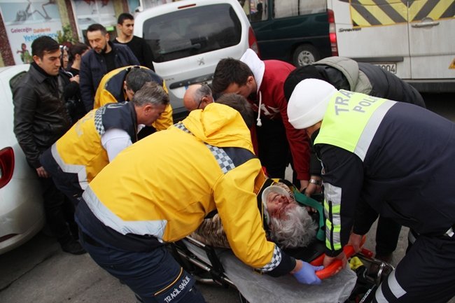 VATANDAŞLARIN İHBARI ÜZERİNE OLAY YERİNE GELEN 112 SAĞLIK EKİPLERİ, YARALIYA İLK MÜDAHALEYİ BURADA YAPTIKTAN SONRA AMBULANSLA ÖZEL HASTANEYE KALDIRILDI. (VEDAT KILIÇ/ZONGULDAK-İHA)