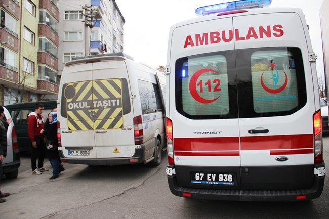 ZONGULDAK’IN EREĞLİ İLÇESİNDE SÜRÜCÜSÜNÜN GERİ MANEVRA YAPTIĞI ÖĞRENCİ SERVİSİ YOLUN KARŞISINA GEÇMEYE ÇALIŞAN YAŞLI KADINA ÇARPTI. (VEDAT KILIÇ/ZONGULDAK-İHA)