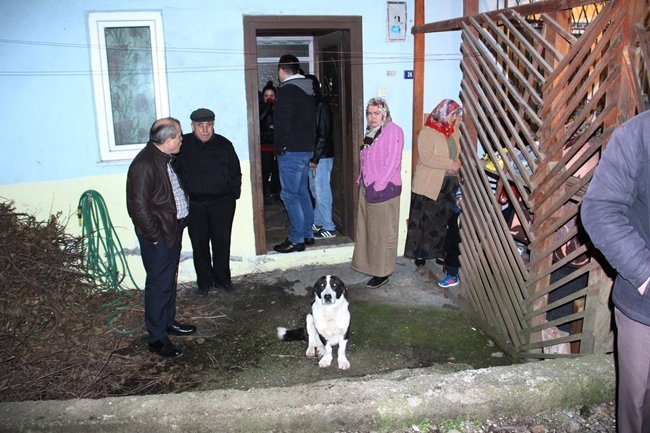 ÖLÜMÜ ŞÜPHELİ BULUNAN MAHMUT ARSLAN’IN YILLARDIR BAKTIĞI DOST İSİMLİ KÖPEĞİ JANDARMA EKİPLERİ EVDE İNCELEME YAPTIĞI SIRADA BİR AN OLSUN EVİN ÖNÜNDEN AYRILMADI. (VEDAT KILIÇ/ZONGULDAK-İHA)