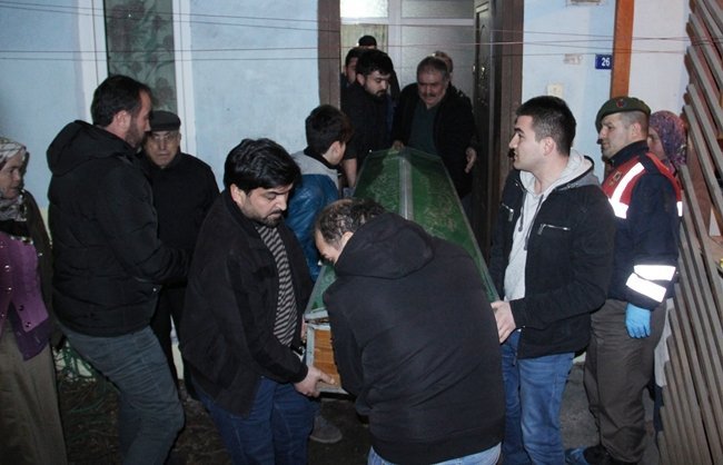 ZONGULDAK’IN EREĞLİ İLÇESİNDE TEK BAŞINA KALDIĞI EVDE CESEDİ BULUNA YAŞLI ADAMIN ÖLÜMÜ ŞÜPHELİ BULUNDU. YAŞLI ADAMIN ÖLDÜĞÜ İSE 5 GÜN SONRA FARK EDİLDİ. (VEDAT KILIÇ/ZONGULDAK-İHA)
