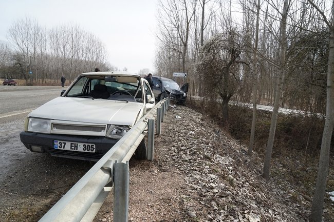 KASTAMONU’DA BİR YAKINININ CENAZESİNE KATILMAK İSTEYEN KÖY MUHTARI İLE CENAZEDEN DÖNEN VATANDAŞIN KARIŞTIĞI KAZADA, 1’İ AĞIR 3 KİŞİ YARALANDI. (VEDAT YUNUS İKİZOĞLU/KASTAMONU-İHA)